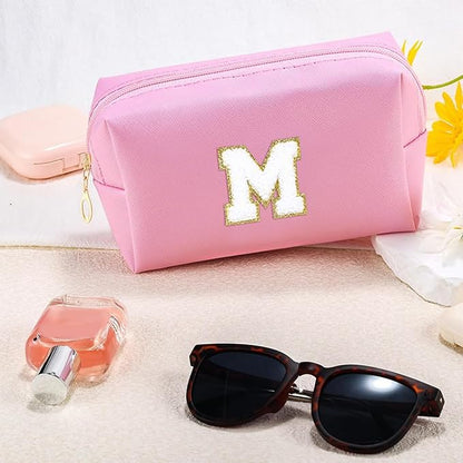 Gifts for Girls Initial Makeup Bag Personalized Cosmetic Bag with Zipper Cute Travel Toiletry Bag Waterproof PU Preppy Makeup Pouch Birthday Gift for Teen Girls Women(Pink M)